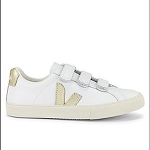 Veja 3-Lock Sneaker in Extra White & Gold-7